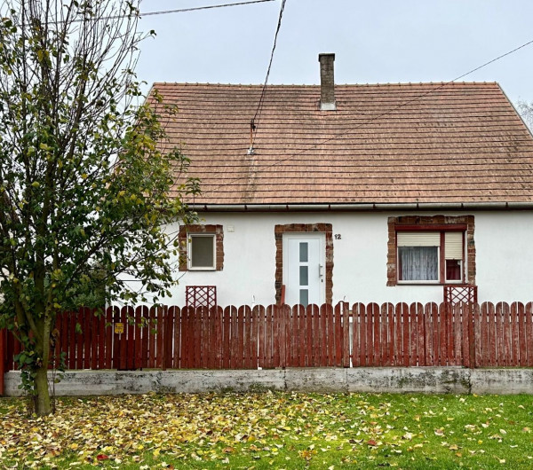 MAĎARSKO - LÉH - PRI OBCI KAZSMARK 3 IZBOVÝ RODINNÝ DOM VÝBORNÝ STAV, S PEKNOU UDRŽIAVANOU ZÁHRADOU.