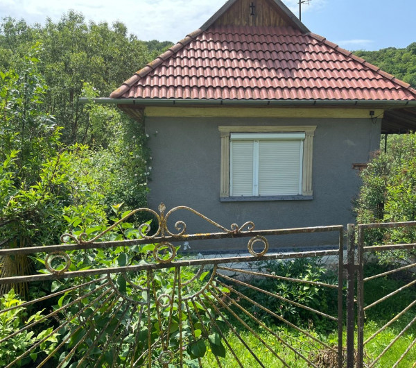 MAĎARSKO - TORNASZENTANDRÁS - PEKNÝ 3 IZBOVÝ  DOM S NOVOU STRECHOU.